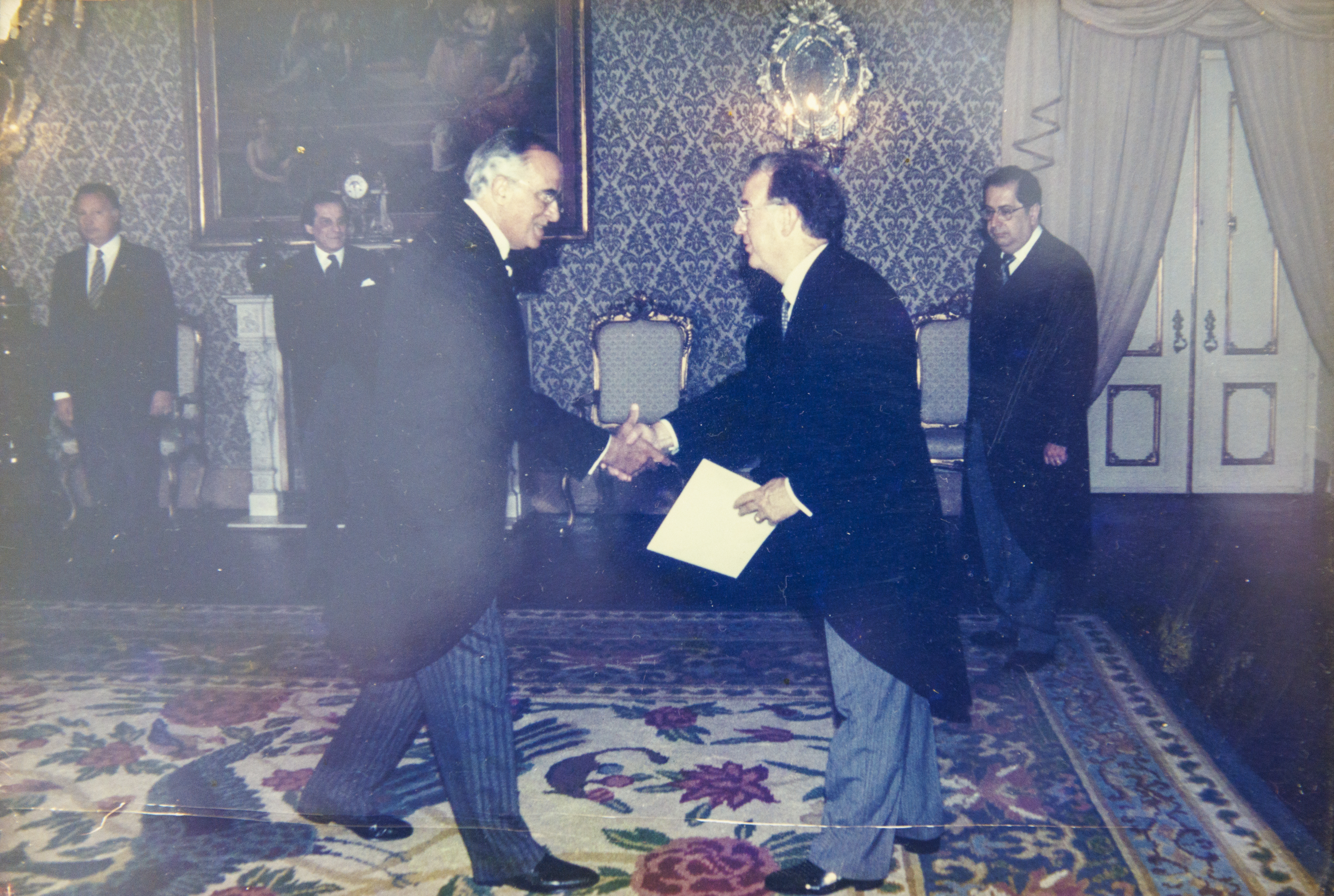 O embaixador brasileiro Synesio Sampaio Goes Filho entrega as suas credenciais ao presidente de Portugal, Jorge Sampaio.